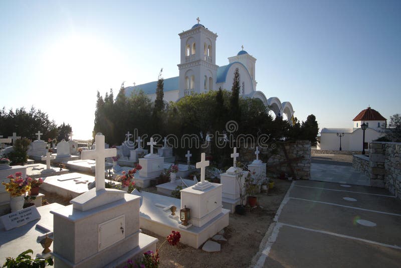 Paros Grekland, 15 September 2018, en typisk grekisk kyrkog?rd n?ra en ortodox kyrka royaltyfri foto Paros Grekland, 15 September 2018, en typisk grekisk kyrkog?rd n?ra en ortodox kyrka royaltyfri foto