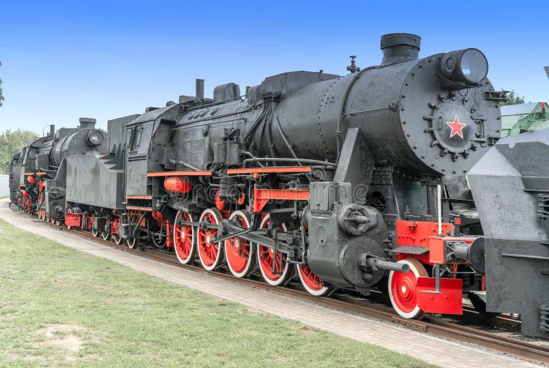 Parowa lokomotywa z czerwonymi kołami Retro lokomotywa na poręczach czarny lokomotywa obrazy stock Parowa lokomotywa z czerwonymi kołami Retro lokomotywa na poręczach czarny lokomotywa obrazy stock