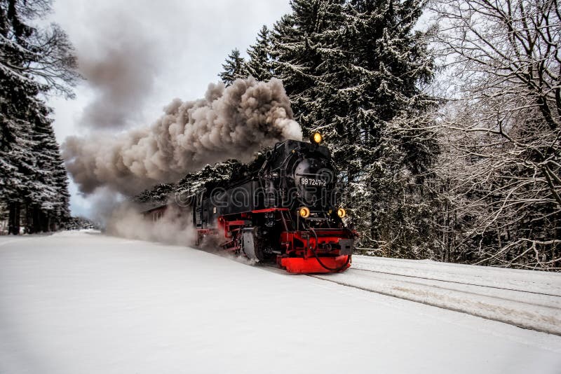 Parowy pociąg na sposobie Brocken przez zima krajobrazu