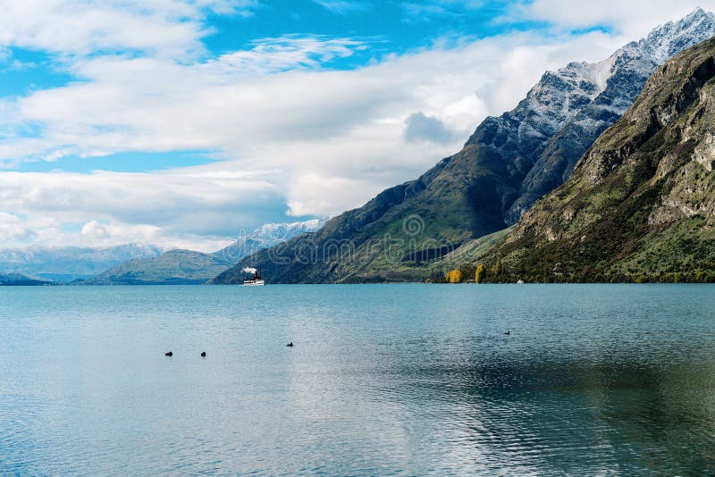 Parowy statku żeglowanie Na Jeziornym Wakatipu Blisko Queenstown W Nowa Zelandia obraz royalty free Parowy statku żeglowanie Na Jeziornym Wakatipu Blisko Queenstown W Nowa Zelandia obraz royalty free
