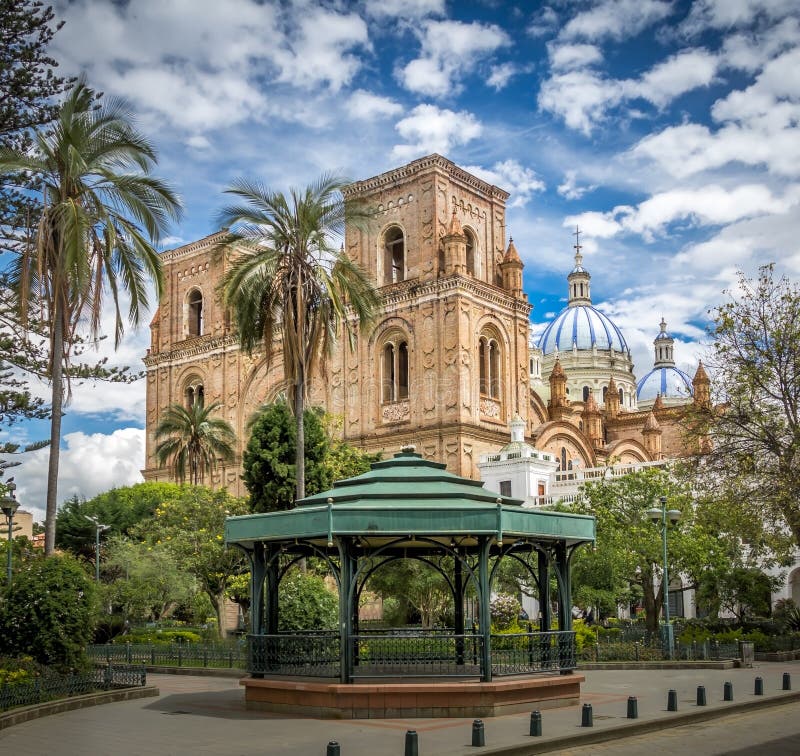 Parque Calderon e catedral de Inmaculada Concepción - Cuenca, Equador foto de stock Parque Calderon e catedral de Inmaculada Concepción - Cuenca, Equador foto de stock