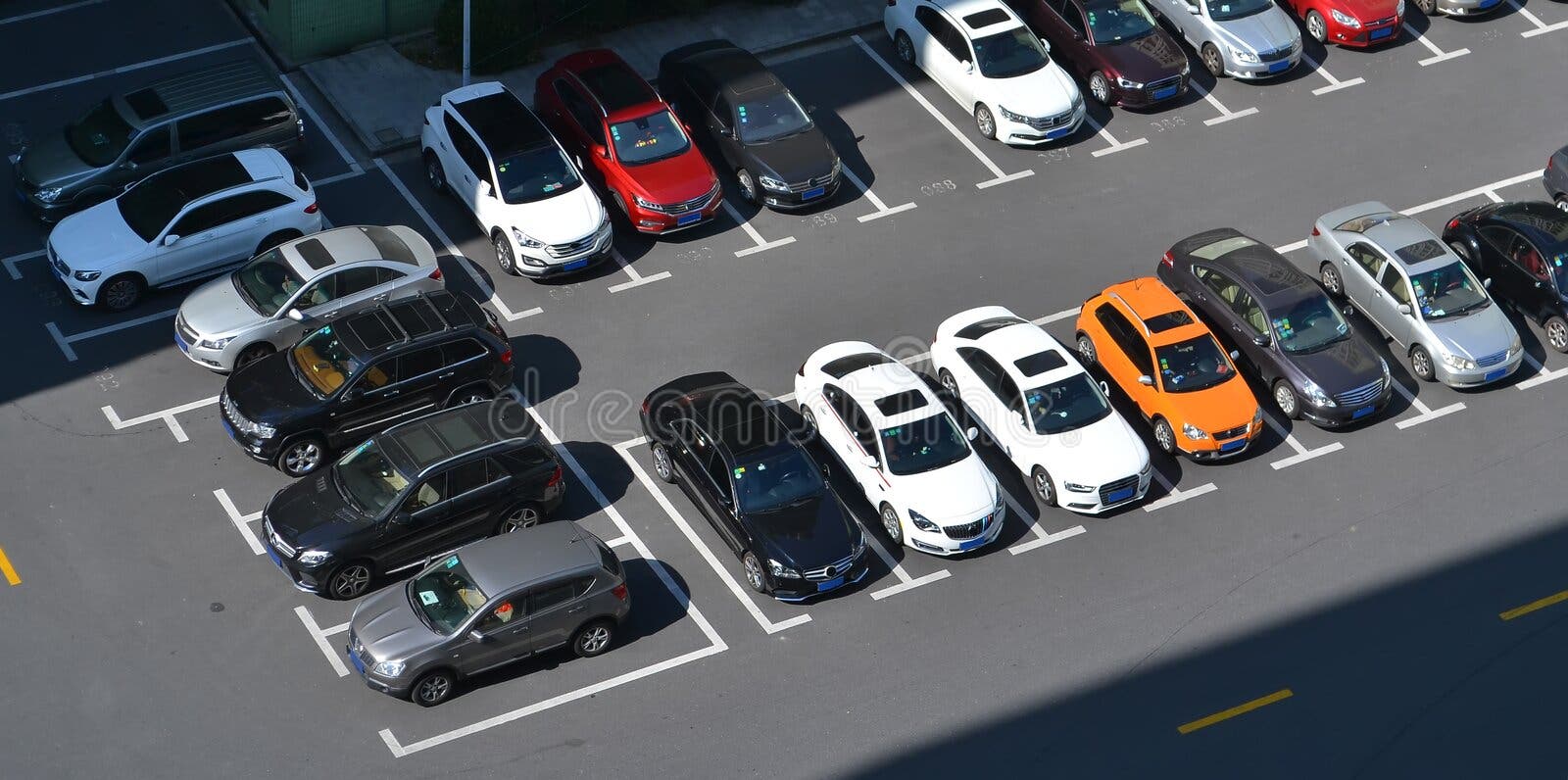 Diferentes Fazem Caminhões-caminhões Grandes Ficarem Na Fila No  Estacionamento Do Caminhão Marcado Com Linhas Foto de Stock - Imagem de  carregador, frota: 157625350