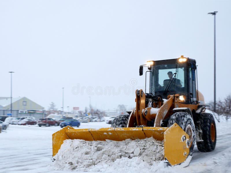 Parque de estacionamento de cancelamento da máquina da remoção de neve durante a tempestade da neve