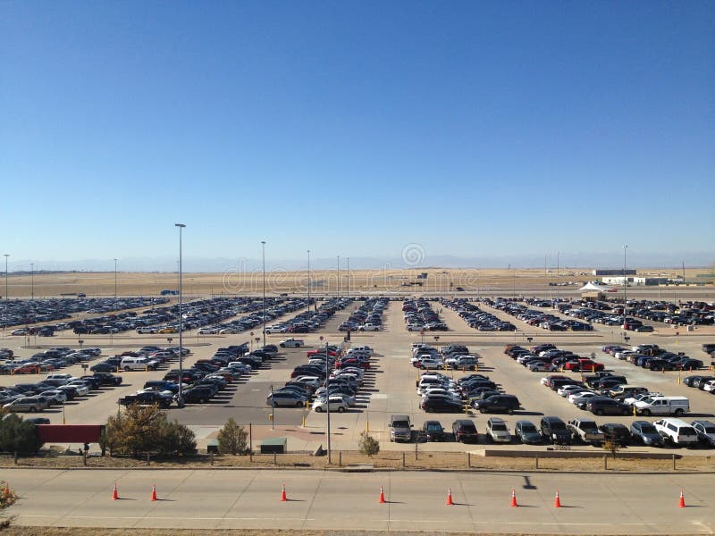 Parque de estacionamento do carro no aeroporto em Denver