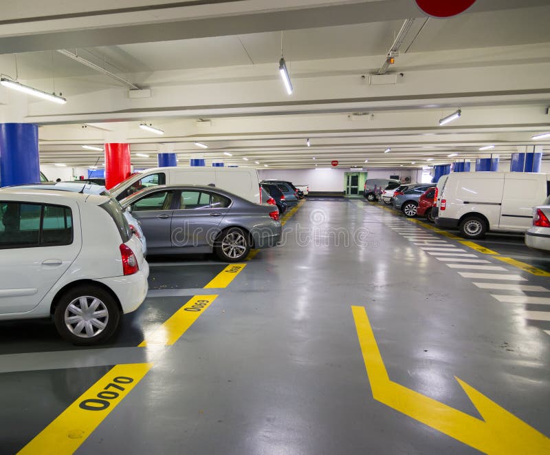 Parque de estacionamento subterrâneo com carros