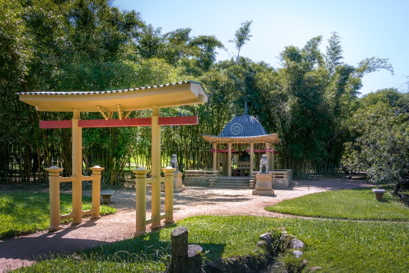 Parque de Farroupilha o pabellón chino del parque de Redencao - Porto Alegre, Río Grande del Sur, el Brasil fotos de archivo Parque de Farroupilha o pabellón chino del parque de Redencao - Porto Alegre, Río Grande del Sur, el Brasil fotos de archivo