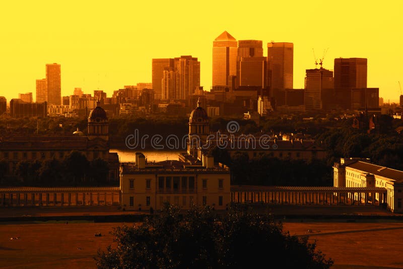 Parque de Greenwich, Canary Wharf, la arquitectura de Wren y el horizonte de Londres del observatorio de Greenwich en la puesta d foto de archivo Parque de Greenwich, Canary Wharf, la arquitectura de Wren y el horizonte de Londres del observatorio de Greenwich en la puesta d foto de archivo