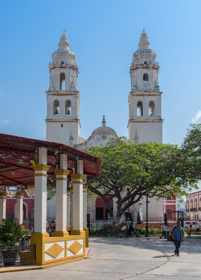 Parque de la independencia con catedral de la concepción en campeche méxico imagenes de archivo