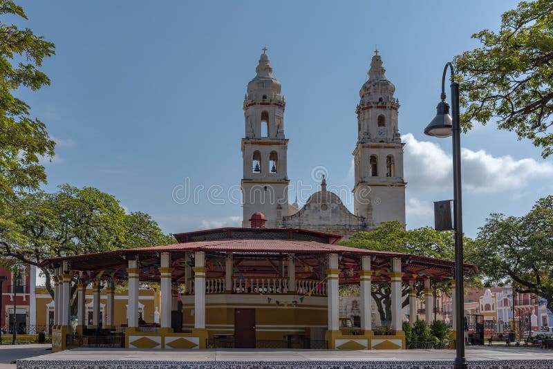 Parque de la independencia con catedral de la concepción en campeche méxico fotos de archivo