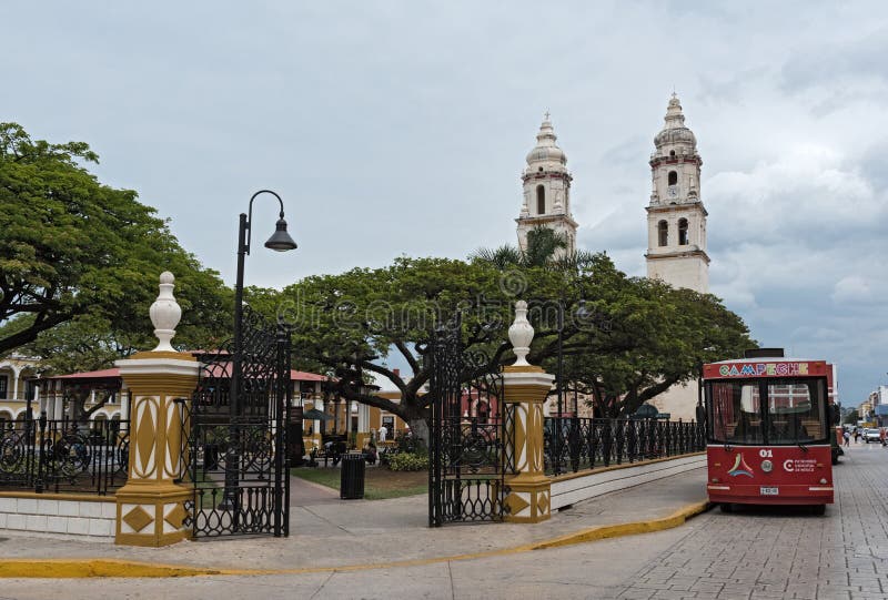 Parque de la independencia con la catedral San Francisco de Campeche, México fotos de archivo