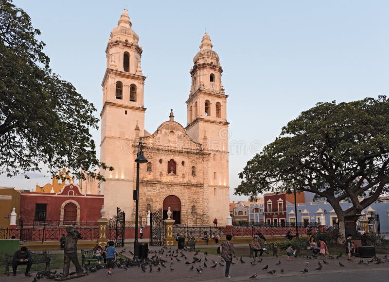 Parque de la independencia con la catedral San Francisco de Campeche, México imagen de archivo
