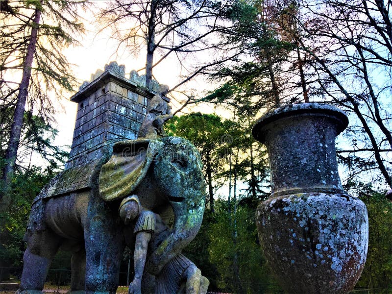 Parque de los monstruos, arboleda sagrada, jardín de Bomarzo El elefante y la alquimia de Hannibal fotos de archivo Parque de los monstruos, arboleda sagrada, jardín de Bomarzo El elefante y la alquimia de Hannibal fotos de archivo
