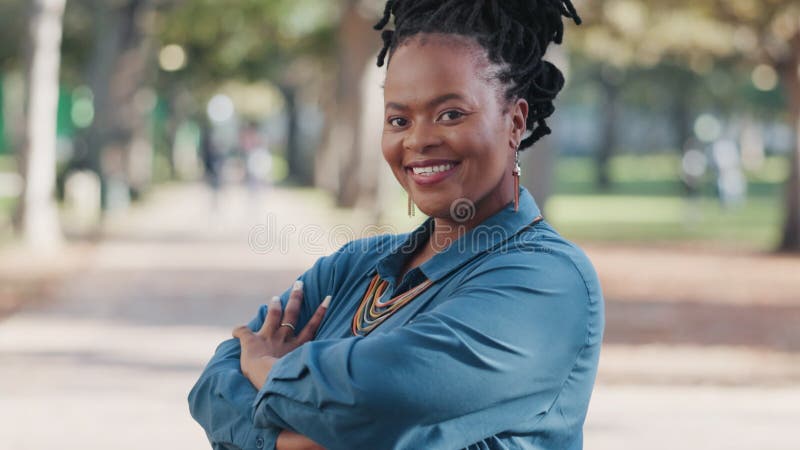 Parque de mujeres negras y retrato con brazos cruzados o felicidad en la naturaleza con respecto a nosotros. niña orgullosa y posi