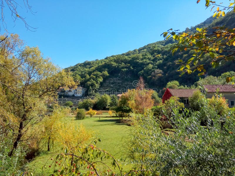 Parque de naturaleza hermoso del otoño en el Boka, Montenegro foto de archivo libre de regalías Parque de naturaleza hermoso del otoño en el Boka, Montenegro foto de archivo libre de regalías