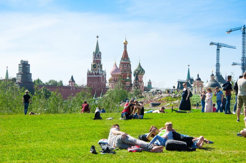 Parque de Zaryadye por completo de locals y de turistas con la opinión de Moscú el Kremlin en la distancia durante día soleado foto de archivo libre de regalías Parque de Zaryadye por completo de locals y de turistas con la opinión de Moscú el Kremlin en la distancia durante día soleado foto de archivo libre de regalías