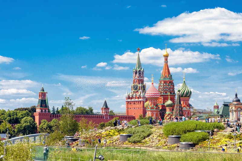Parque de Zaryadye que negligencia o Kremlin de Moscou imagens de stock royalty free Parque de Zaryadye que negligencia o Kremlin de Moscou imagens de stock royalty free