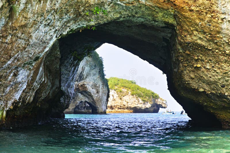 Foto Uma estátua de um cavalo-marinho na frente de um corpo de água –  Imagem de Puerto vallarta