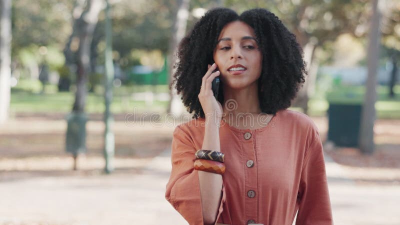 Parque femenino africano y llamada telefónica con conversación sonriente y contacto con la red móvil en verano. joven