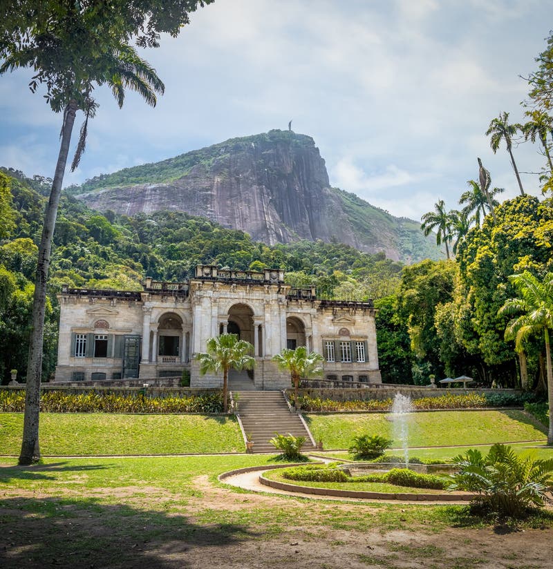 Parque Lage avec la forêt de Tijuca et la montagne de Corcovado sur le fond - Rio de Janeiro, Brésil images stock Parque Lage avec la forêt de Tijuca et la montagne de Corcovado sur le fond - Rio de Janeiro, Brésil images stock