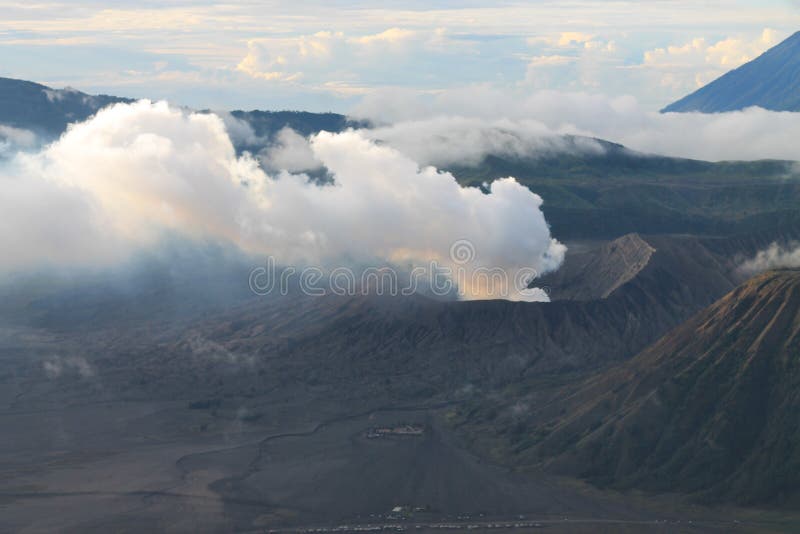 Parque nacional de Bromo da montagem na manhã fotos de stock Parque nacional de Bromo da montagem na manhã fotos de stock