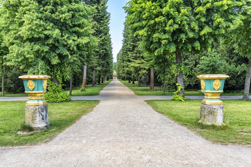 Parque Sanssouci de Alemanha Potsdam Cobrir o trajeto no jardim do palácio entre as árvores para o mausoléu imagens de stock royalty free Parque Sanssouci de Alemanha Potsdam Cobrir o trajeto no jardim do palácio entre as árvores para o mausoléu imagens de stock royalty free
