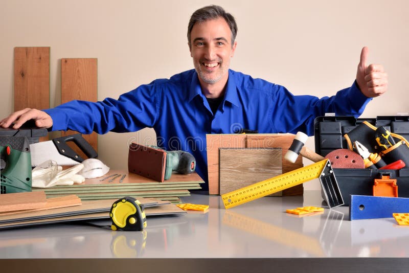 Parquet proveedor mostrando herramientas y materiales con gesto ok fotos de archivo libres de regalías