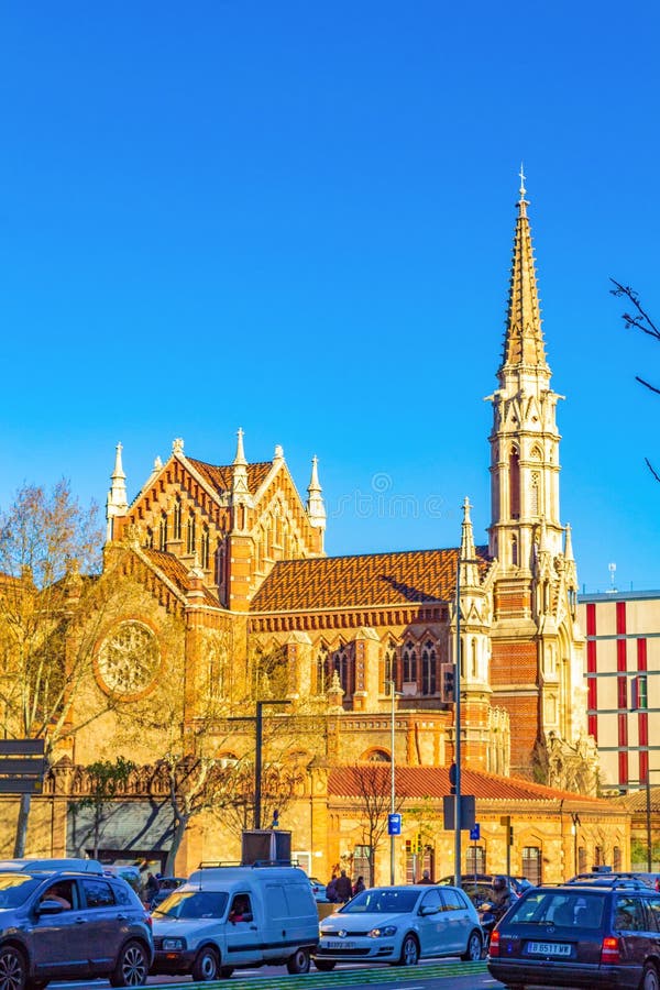 Vechile biserici și clădiri istorice și moderne din Barcelona, catalonia străzii stock photo