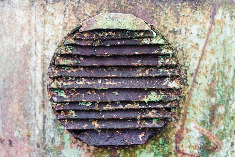Parrilla circular industrial de la ventilación del metal oxidado viejo imágenes de archivo libres de regalías Parrilla circular industrial de la ventilación del metal oxidado viejo imágenes de archivo libres de regalías