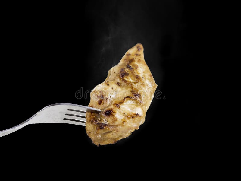 parrilla del breat del pollo con humo en el estudio negro del fondo foto de archivo parrilla del breat del pollo con humo en el estudio negro del fondo foto de archivo
