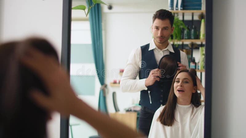 Parrucchiere e clienti femmine nei saloni per capelli