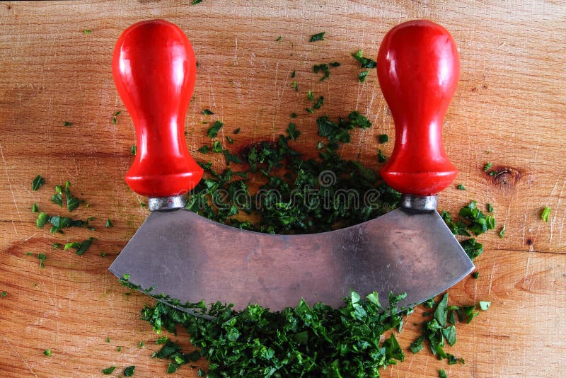 https://thumbs.dreamstime.com/b/parsley-cutting-board-garden-vegetables-parsley-cutting-board-garden-vegetables-vegetable-chopper-fresh-vegetables-109629341.jpg