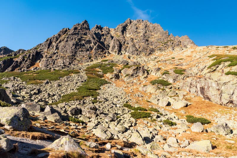 Část horského hřebene Soliskovy hřeben nad Plesem nad Skokom v Mlynické dolině ve Vysokých Tatrách na Slovensku