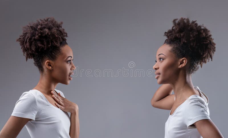 Partager des secrets avec soi-même dans la joie des miroirs photographie stock