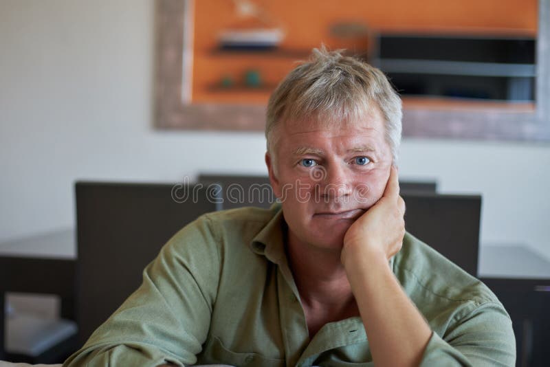 Parte anteriore bella di mezza età dell'uomo a casa della macchina fotografica immagini stock Parte anteriore bella di mezza età dell'uomo a casa della macchina fotografica immagini stock