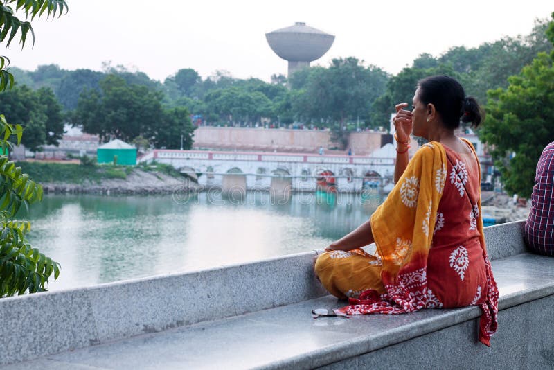 Parte anteriore del lago Kankaria di yoga di mattina - India immagini stock libere da diritti Parte anteriore del lago Kankaria di yoga di mattina - India immagini stock libere da diritti