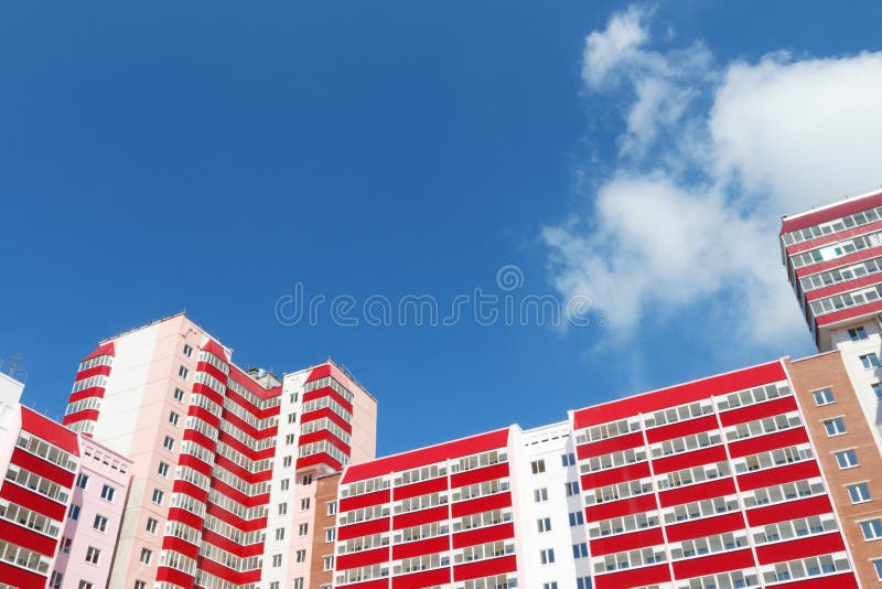 Parte de edificio residencial en el día soleado, nubes imagenes de archivo Parte de edificio residencial en el día soleado, nubes imagenes de archivo