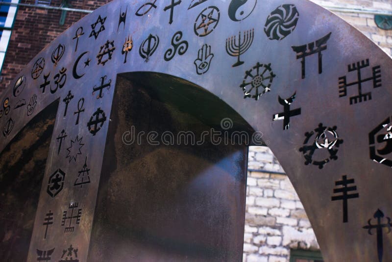 Parte de metal redonda com símbolos religiosos