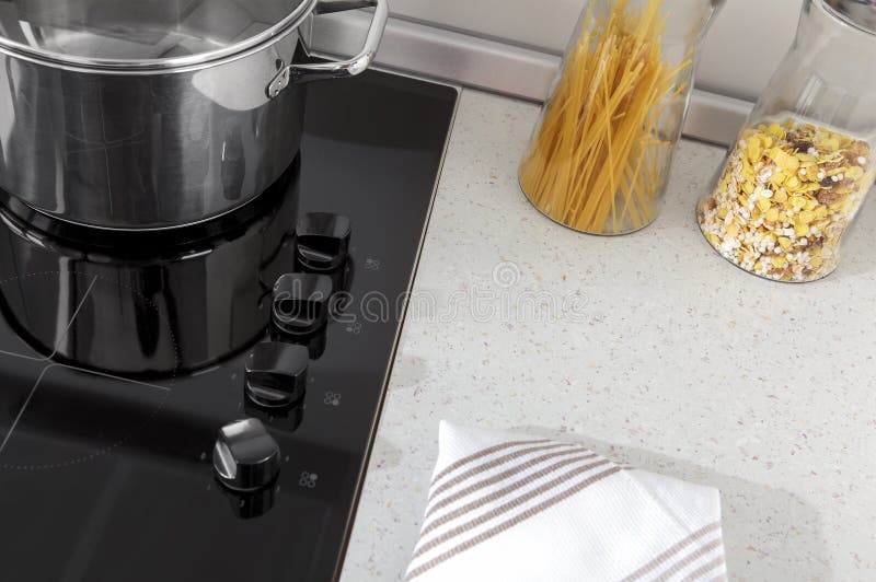 Parte de una cocina moderna, detalles eléctricos de la estufa con los cajones foto de archivo libre de regalías Parte de una cocina moderna, detalles eléctricos de la estufa con los cajones foto de archivo libre de regalías