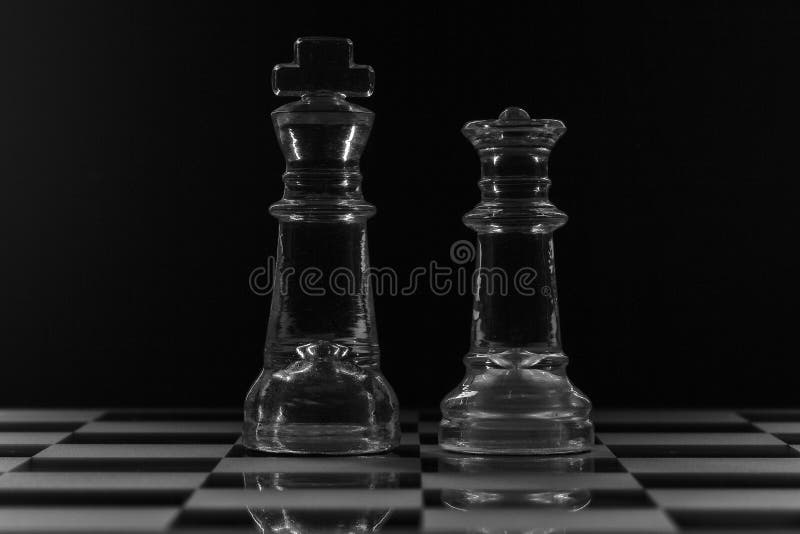 Peças de xadrez com rei na posição de liderança, colocadas na mesa de  escritório