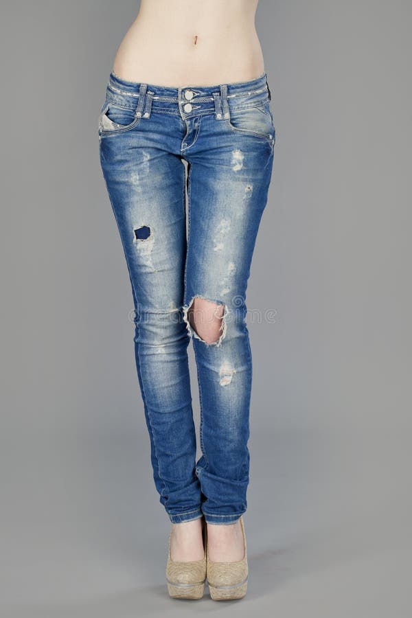 Parte del corpo, jeans d'uso della bella donna isolati su backgr grigio
