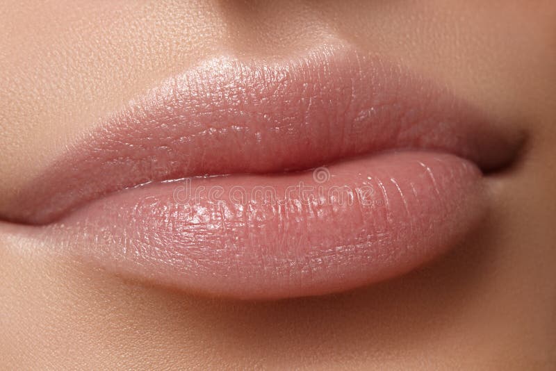 Parte del fronte Belle labbra femminili con trucco naturale, pelle pulita Macro colpo del labbro femminile, pelle pulita Bacio fr