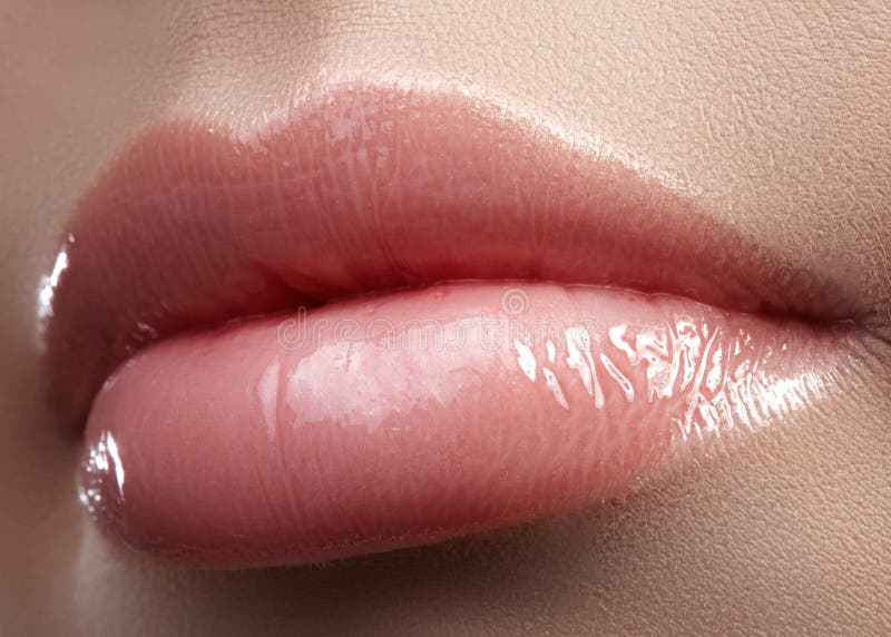 Parte del fronte Belle labbra femminili con trucco naturale, pelle pulita Macro colpo del labbro femminile, pelle pulita Bacio fr fotografie stock