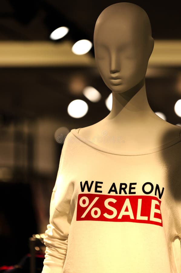 Parte del maniquí masculino vestida en ropa casual con la visualización de texto de la venta foto de archivo libre de regalías Parte del maniquí masculino vestida en ropa casual con la visualización de texto de la venta foto de archivo libre de regalías