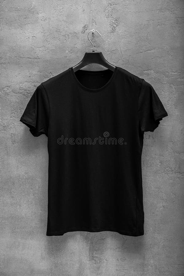 Parte delantera de la camiseta de algodón negra masculina en una suspensión fotografía de archivo libre de regalías Parte delantera de la camiseta de algodón negra masculina en una suspensión fotografía de archivo libre de regalías