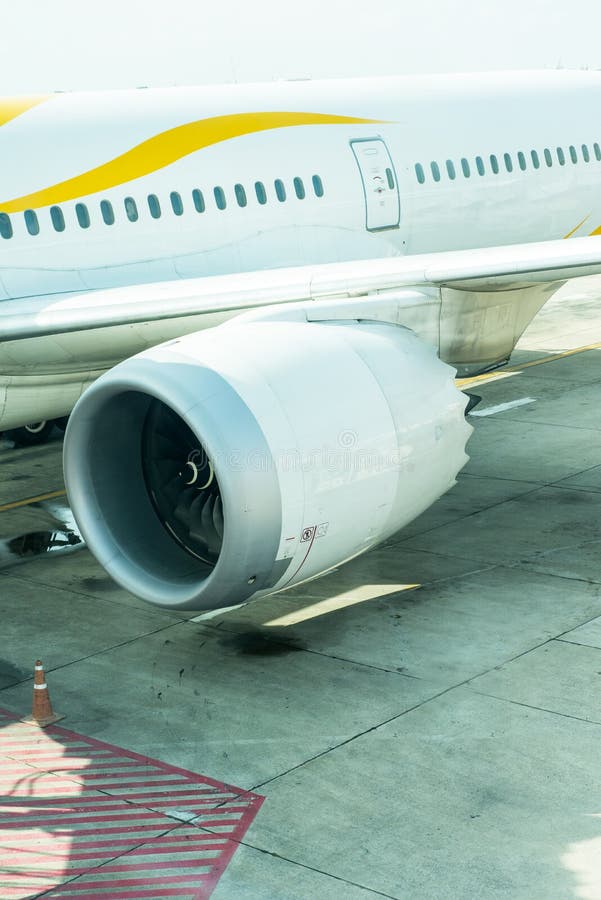 Parte dell'aereo di aria del motore con il fan dentro fotografie stock libere da diritti Parte dell'aereo di aria del motore con il fan dentro fotografie stock libere da diritti