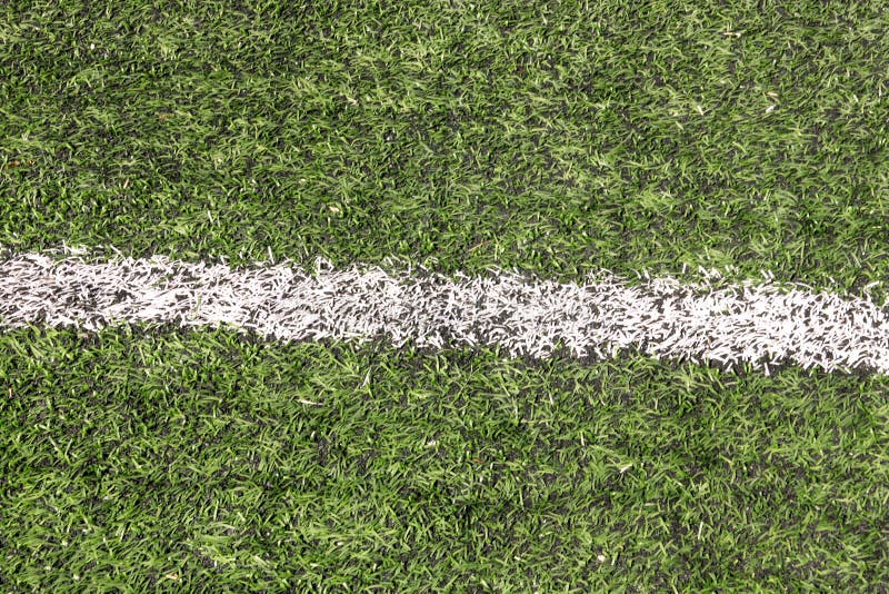Parte dello stadio di calcio di sport e del campo di football americano artificiale del tappeto erboso Dettaglio, fine su di erba immagini stock Parte dello stadio di calcio di sport e del campo di football americano artificiale del tappeto erboso Dettaglio, fine su di erba immagini stock