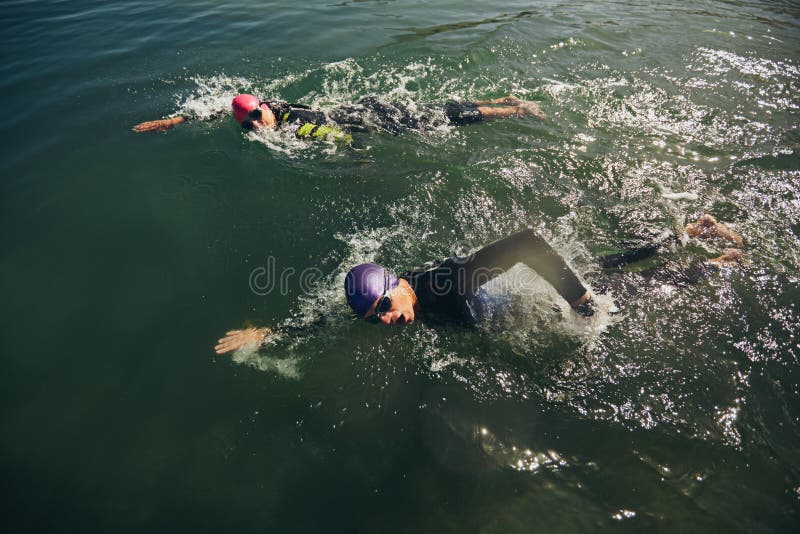 Parte di nuotata di concorrenza di triathlon immagini stock libere da diritti Parte di nuotata di concorrenza di triathlon immagini stock libere da diritti
