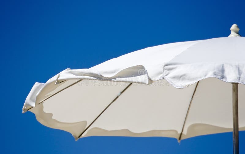 Parte di un ombrello di spiaggia bianco fotografie stock