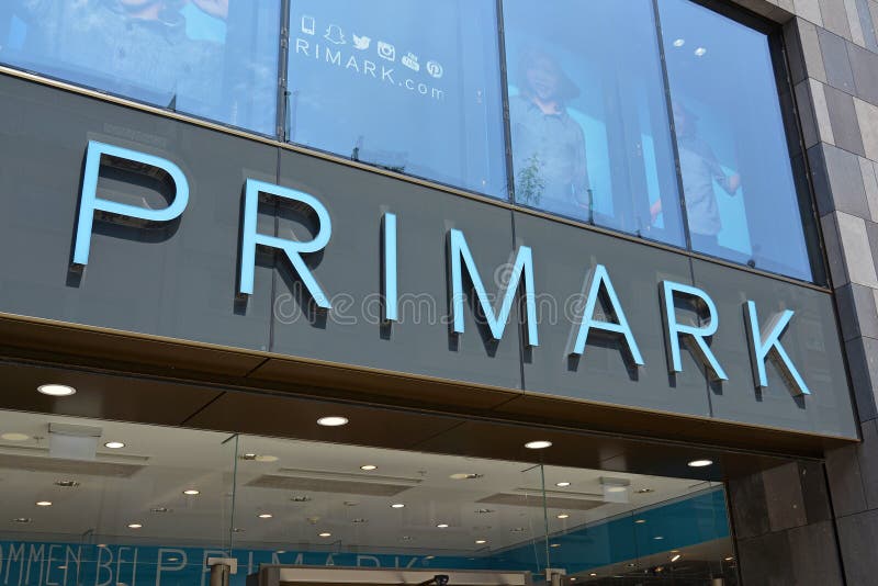 Parte dianteira da loja com logotipo do tipo varejo ‘Primark ‘da roupa barata em Alemanha imagem de stock Parte dianteira da loja com logotipo do tipo varejo ‘Primark ‘da roupa barata em Alemanha imagem de stock