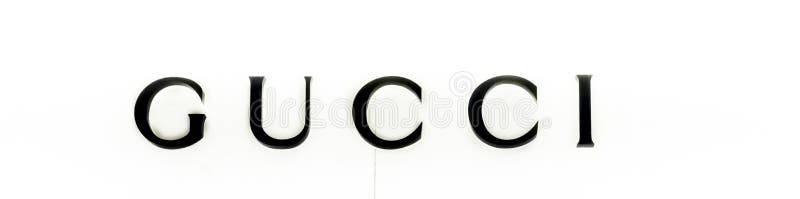 Parte dianteira da loja de Gucci na alameda no aeroporto de Paris Gucci é um tipo luxuoso italiano da forma e dos bens do couro T imagens de stock Parte dianteira da loja de Gucci na alameda no aeroporto de Paris Gucci é um tipo luxuoso italiano da forma e dos bens do couro T imagens de stock